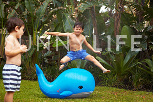 SUNNYLIFE - MOBY DICK INFLATABLE SPRINKLER